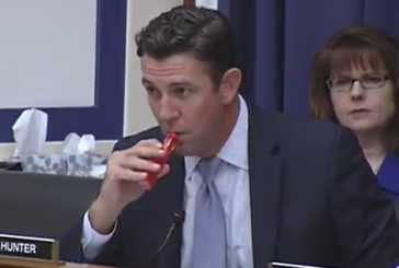 ÉTATS-UNIS : Duncan Hunter sort de nouveau sa e-cigarette pour s&rsquo;opposer à un projet anti-vape.