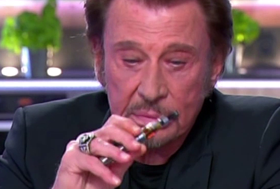 PEOPLE : Qui est le médecin qui a poussé Johnny Hallyday à arrêter la e-cigarette ?