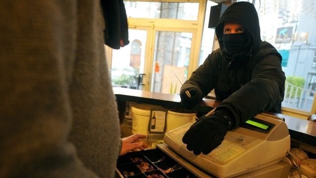 SOCIÉTÉ : Un braquage au couteau dans une boutique de cigarette électronique.