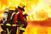 ROYAUME-UNI : 20 pompiers pour lutter face à une usine d&rsquo;e-liquide en feu.