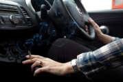 DOSSIER : Comment nettoyer une voiture envahie par les méfaits du tabac ?