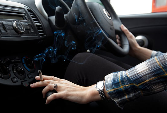 DOSSIER : Comment nettoyer une voiture envahie par les méfaits du tabac ?
