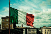 ITALIE : Une foule de vapoteurs pour manifester contre le monopole d&rsquo;Etat !