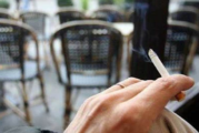 TABAC : Malgré l&rsquo;interdiction, la cigarette garde sa place sur les terrasses !