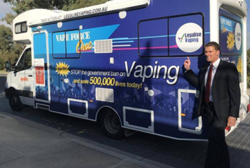 AUSTRALIE : A bord de son bus, un sénateur tente de défendre l&rsquo;e-cigarette.