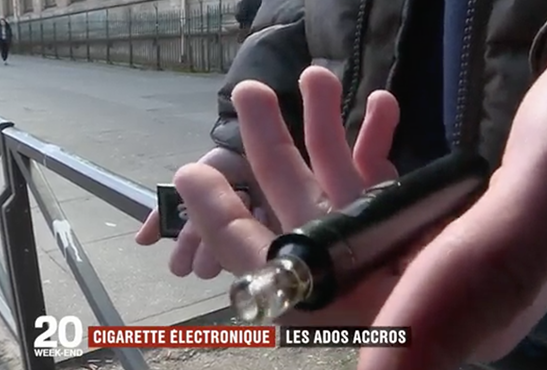 SOCIETE : L&rsquo;e-cigarette est un véritable succès chez les adolescents !
