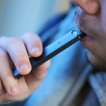 ÉTATS-UNIS : L&rsquo;essor de l&rsquo;e-cigarette « Juul » chez les jeunes inquiète.