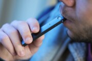 ÉTATS-UNIS : L&rsquo;essor de l&rsquo;e-cigarette « Juul » chez les jeunes inquiète.