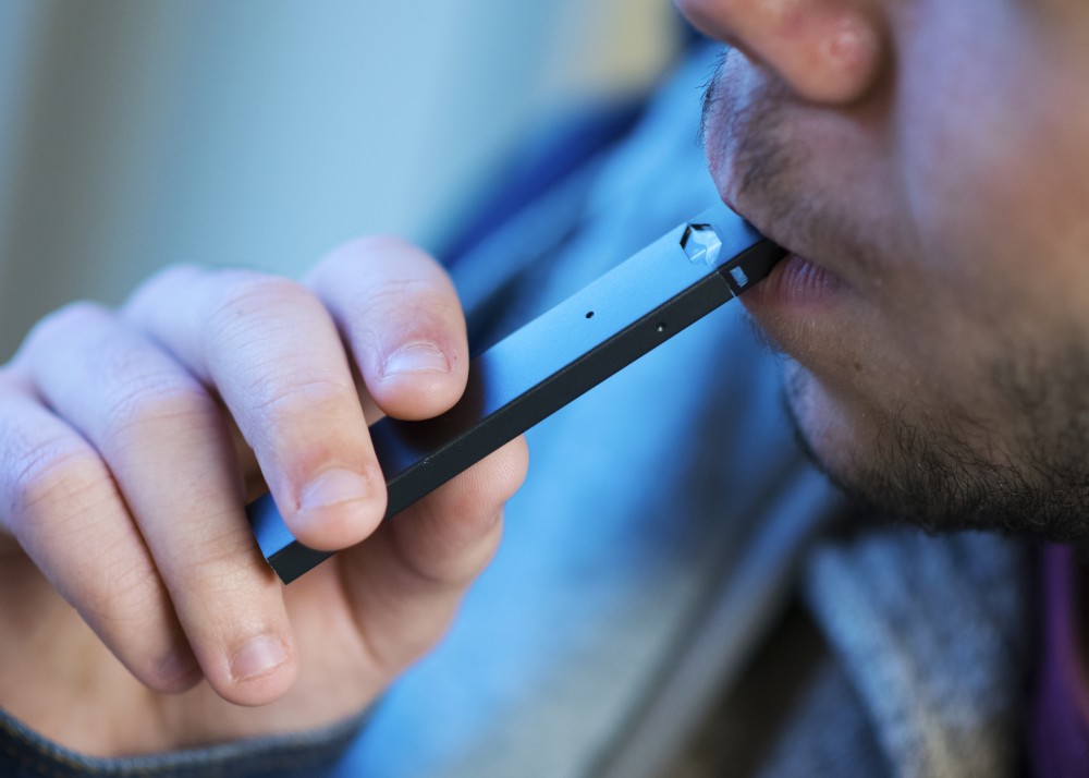 ÉTATS-UNIS : L&rsquo;essor de l&rsquo;e-cigarette « Juul » chez les jeunes inquiète.