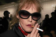 PEOPLE : Arielle Dombasle préfère ses « vraies cigarettes » au vapotage !