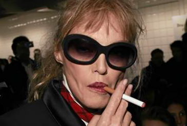 PEOPLE : Arielle Dombasle préfère ses « vraies cigarettes » au vapotage !