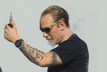 PEOPLE : Tom Hardy se détend avec sa e-cigarette sur le tournage de « Fonzo » !