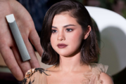 PEOPLE : L&rsquo;actrice et chanteuse Selena Gomez se promène à Rome avec sa e-cigarette