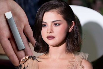 PEOPLE : L&rsquo;actrice et chanteuse Selena Gomez se promène à Rome avec sa e-cigarette