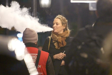 PEOPLE : L&rsquo;actrice Uma Thurman fait de gros nuages avec sa e-cigarette à Londres.