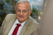 SANTÉ : Le Pr Bertrand Dautzenberg a « la certitude que la cigarette électronique aide à l’arrêt du tabac »