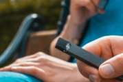 ÉTATS-UNIS : Le géant de l&rsquo;e-cigarette Juul doit supporter la pression des autorités américaines !