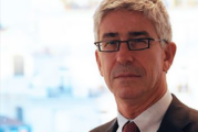 SANTÉ : Le Pr Benoit Vallet invite à la prudence sur la cigarette électronique.