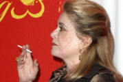 PEOPLE : Catherine Deneuve quitte le tabac pour l&rsquo;e-cigarette et elle va mieux !