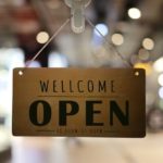 magasin-ouvert-du-signe-vitrine-restaurant-montre-etat-ouverture_35956-3077