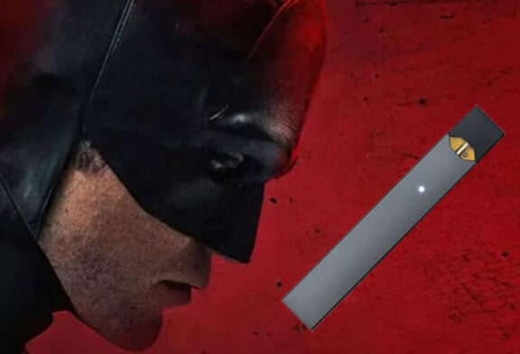 INSOLITE : The Batman équipé d&rsquo;une e-cigarette sur le tournage du film.