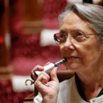 1597486-elisabeth-borne-fume-sa-cigarette-electronique-dans-l-hemicycle-le-15-mars-2023