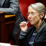 Elisabeth-Borne-photographiee-en-train-de-vapoter-le-18-fevrier-2023-a-l-Assemblee-nationale-1656560