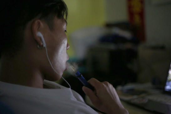 Le vapotage chez les jeunes adultes augmente les risques de troubles mentaux et de sommeil