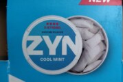 Distribution controversée de pochettes de nicotine à la gare