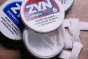 Zyn, le substitut nicotiné en vogue : espoir ou risque pour la santé ?