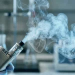 Vapeur mentholée d'une e-cigarette avec évocation visuelle d'un effet sur le cœur, illustration éditoriale