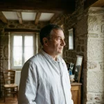 Professionnel de santé en consultation, alerte sur les cigarettes électroniques jetables chez les jeunes en Bretagne