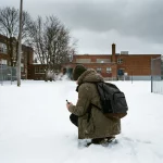 Adolescent vapotant dans une cour d'école au Canada, illustration du problème de vapotage juvénile