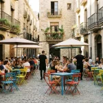 Terrasse de café espagnol ensoleillée, symbole des nouvelles restrictions antitabac en Espagne