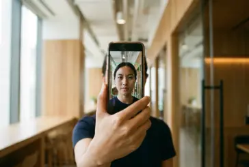 Vérification d&rsquo;âge par selfie : un retailer français de vape innove pour sécuriser ses ventes en ligne