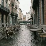 Terrasse de café belge concernée par l'interdiction de fumer et de vapoter en 2026