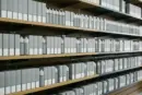 Royaume-Uni : emballages neutres, arômes bannis et vapes cachées en magasin, une consultation qui fait trembler l&rsquo;industrie