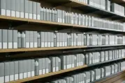 Royaume-Uni : emballages neutres, arômes bannis et vapes cachées en magasin, une consultation qui fait trembler l&rsquo;industrie
