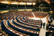Parlement européen : les eurodéputés réclament emballages neutres et restrictions arômes pour toute la vape